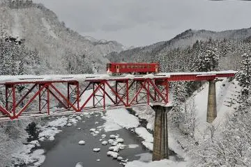 Le pont de la rivière Omata en hiver
