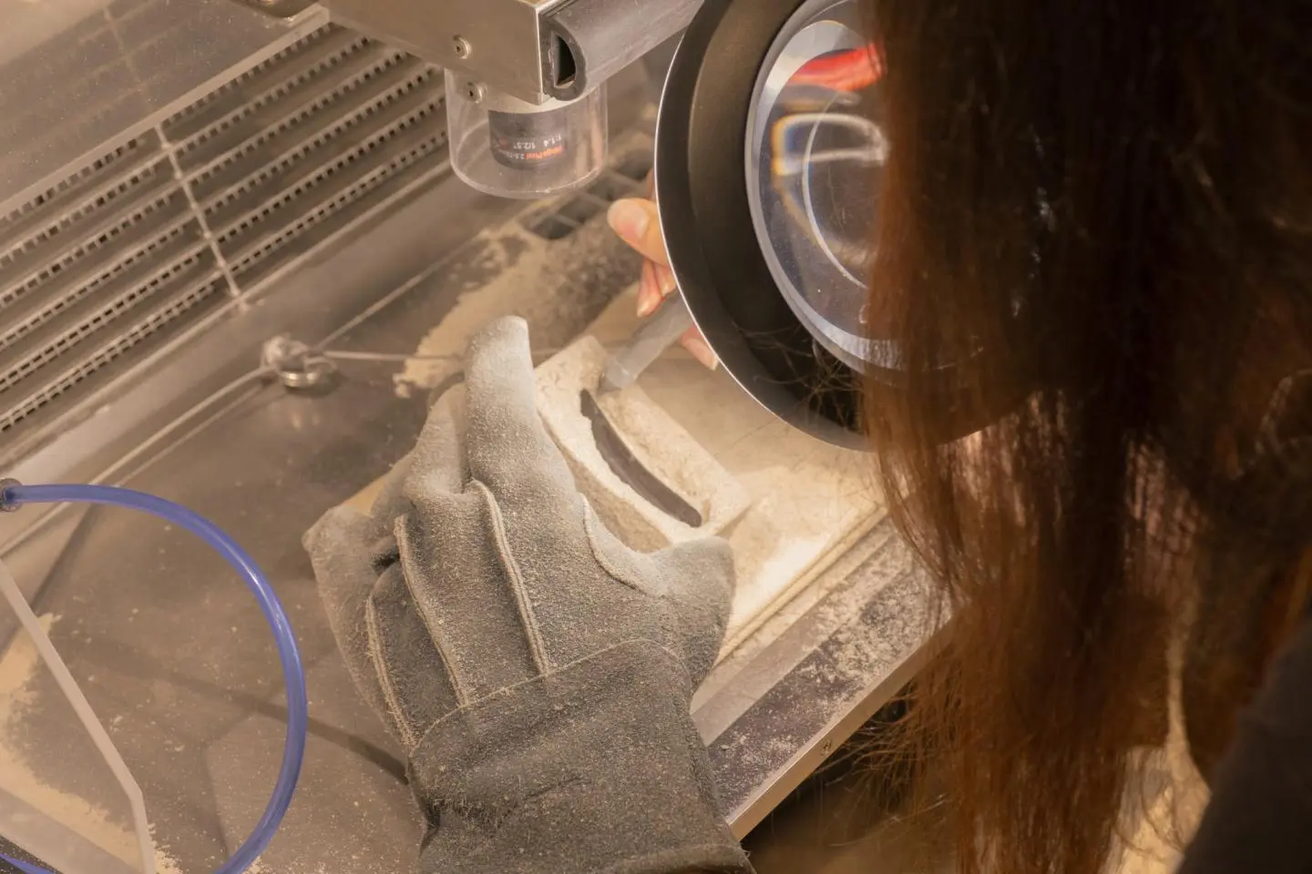 Fossil preparation—carefully removing a tooth (照片由: Kota Hasegawa)