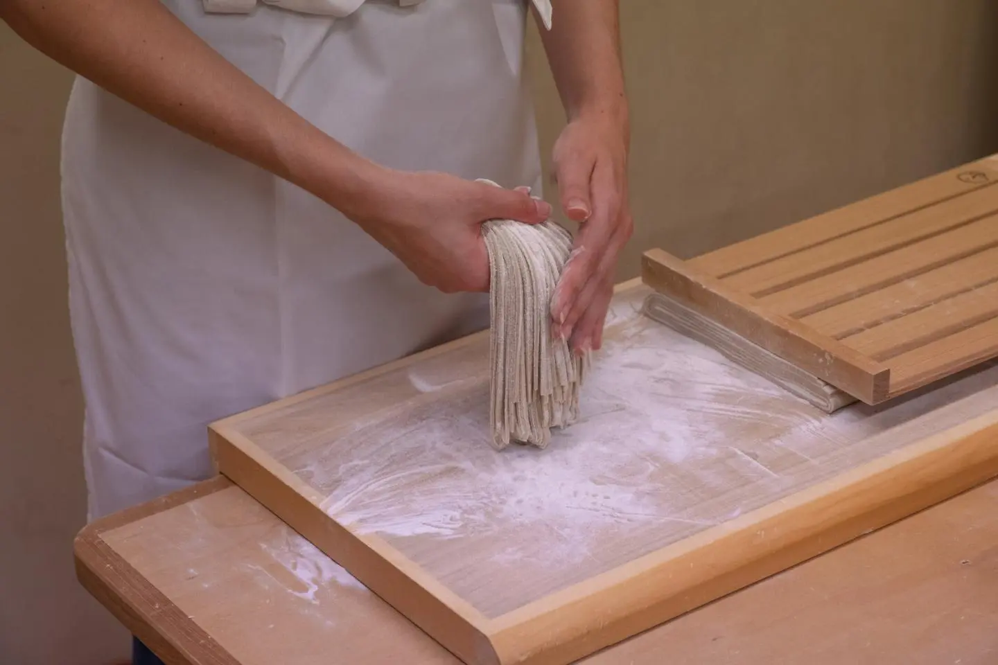 Freshly cut soba (照片由: Kota Hasegawa)
