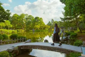 View of Kasumigaike Pond and Kotojitoro Lantern (Photo: Kota Hasegawa)