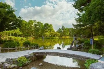 Kasumigaike Pond and Kotojitoro Lantern at Kenrokuen (Photo: Kota Hasegawa)