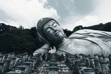 Photo: <a href="https://unsplash.com/photos/a-large-buddha-statue-sitting-in-front-of-many-smaller-ones-nT-L_KpTzw4" target="_blank" rel="noreferrer noopener nofollow">Ikarovski</a> / Unsplash