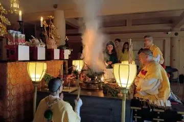 Joining the sacred fire ritual (Photo: Tsui Hiroyuki)