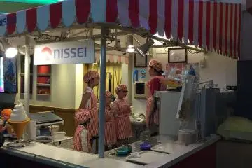 Photo: <a href="https://commons.wikimedia.org/wiki/File:KidZania_Tokyo_Softcream_Shop.jpg" target="_blank" rel="noreferrer noopener nofollow">jencu</a> / <a href="https://creativecommons.org/licenses/by/2.0/" target="_blank" rel="noreferrer noopener nofollow">CC BY 2.0</a>