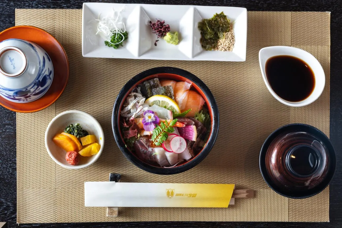 Delectable fish and rice bowl (Photo: Fabien Recoquille)