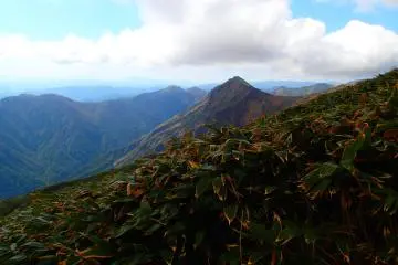 Looking over to the neighboring peaks (Photo: Matthew Shewchuk)