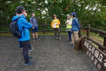 Aya (right) translates an explanation about the Kushiro Marshlands