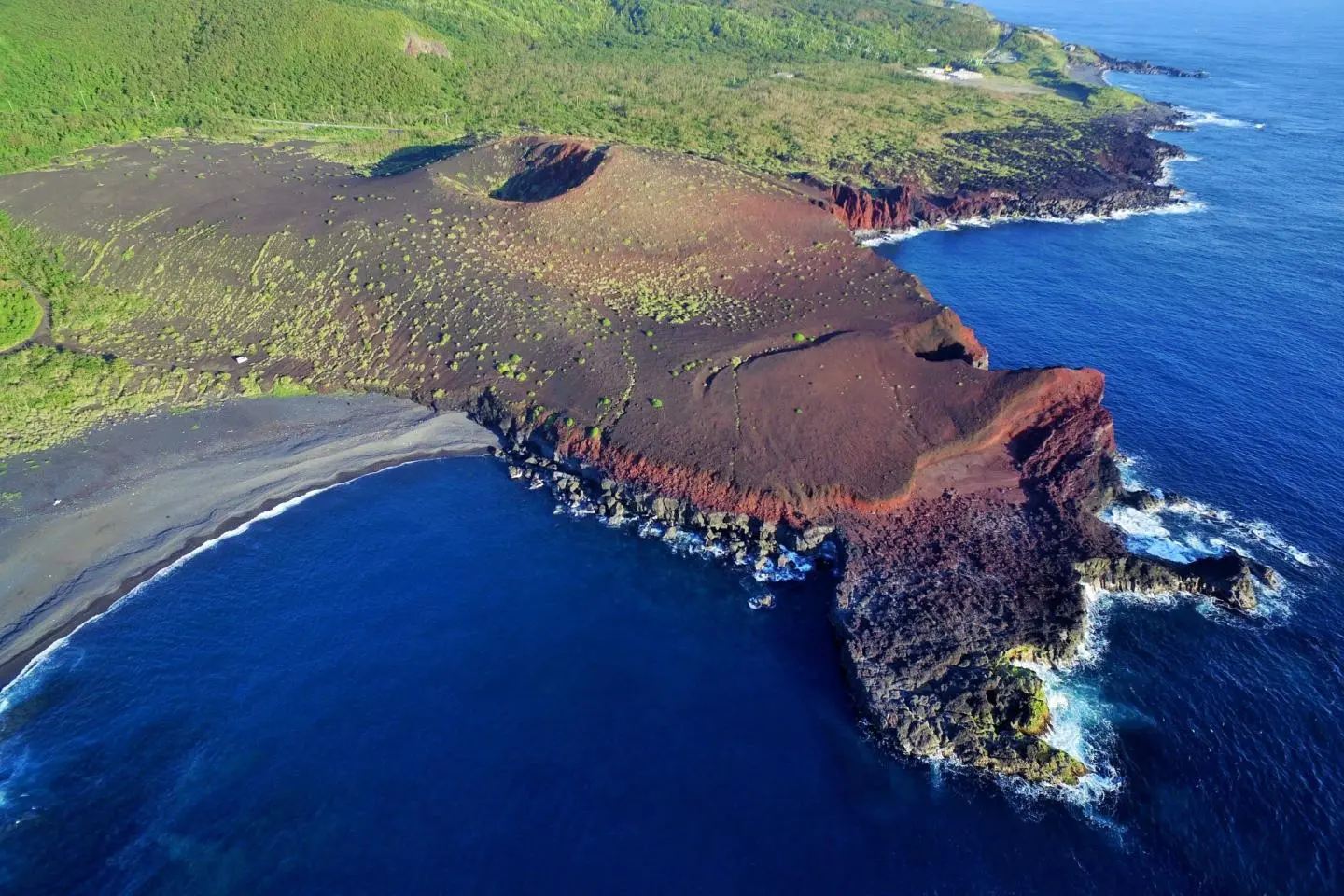 Aerial view of Mt. Hyotan (เครดิตรูปภาพ: MIYAKEJIMA TOURIST ASSOCIATION)