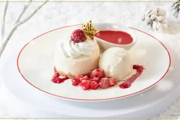 Sweets and rare cheesecake with strawberry sauce (Photo: 2foods)