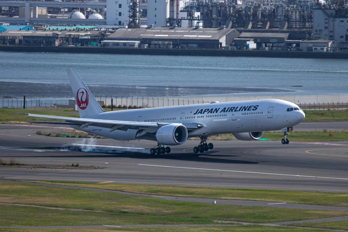 Once in Tokyo, domestic flights or the train network open up the rest of the country (Photo: Ryuno / Unsplash)