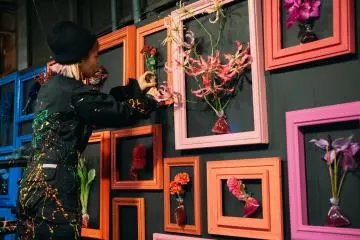 One of Dodotokyo’s floral artists at work in their Keihinjima studio (Photo: Dodotokyo)