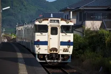 <p>A local train leaving Yamamoto Station</p>