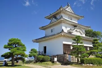 Marugame Castle, Kagawa (Photo: <a href="https://www.flickr.com/photos/jpellgen/53223149523/in/photolist-2p69y62-85Zztc-9kRCD2-C3UbE7-9kRCJF-C42ekx-2p69WcH-2p67VFi-CT7Y9i-CyhQFA-CQRpyS-CY6Mwd-CT7Wwv-CQRu7u-2p69VFh-9kRCTe-9kUGn1-aWDGjp-85Zzgn-CY6Piu-TCZqM8-aWDGa4-2p69Vpv-2p69vyZ-2p67VKg-TCZqdT-SxWh4J-TCZpXc-2p69yn9-2p63wGr-CrUvgn-aWDGnx-CY6LJb-aWDGup-2p69VXu-2p63we7-2p63wCU-aWDG2B-wzjweS-aWDGpZ-aWDGfg-2p69VLC-aWDG5p-2p6aySc-2p69xDk-2p63wYy-2p63x4o-2p6axFj-2p63vUQ-2p67XzZ" target="_blank" rel="noreferrer noopener nofollow"> jpellgen</a> / <a href="https://creativecommons.org/licenses/by-nc-nd/2.0/" target="_blank" rel="noreferrer noopener nofollow">CC BY-NC-ND 2.0</a>)