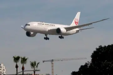 A JAL plane arriving at San Diego International Airport (Photo: <a href="https://www.flickr.com/photos/kitmasterbloke/26368405088" target="_blank" rel="noreferrer noopener nofollow">Steve Knight</a> / <a href="https://creativecommons.org/licenses/by/2.0/" target="_blank" rel="noreferrer noopener nofollow">CC BY 2.0</a>)