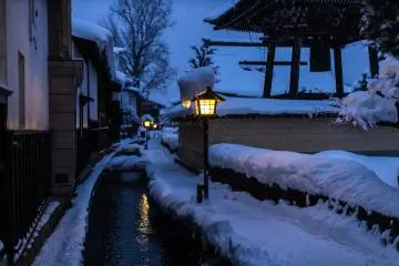 The falling snow makes nighttime illuminations something magical (Photo: Fabien Recoquille)