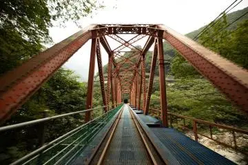 Cross bridges with views over the canyon (JT)