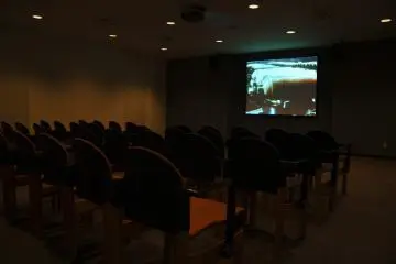 원자폭탄 관련 다큐멘터리 영화가 상영되는 영상실