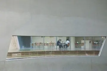입구 홀에 위치한 이 큰 창문에서도 티룸을 볼 수 있다.