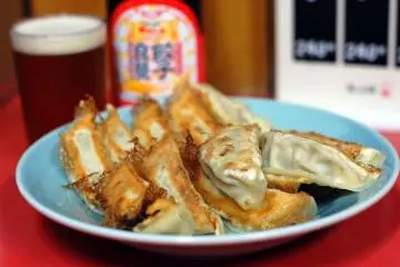 Utsunomiya is an excellent spot to satiate your gyoza cravings (Photo: <a href="https://www.flickr.com/photos/kimishowota/3029925128/in/photolist-5BKabq-5BKe4E-5DaJo5-2a4bFxY-bVXWdt-2a4bFmf-WMbEef-2qdFNNR-2qe3zR3-2qeXxyY-e6xiNE-6Uz5e-2quCe1i-2qdMCdg-2quvtsR-2qfCLYM-phupxr-p1hmc4-phupSV-phJrkC-phJsko-2qe1SPs-7MwX3v-3diwd-3disW-p1hi1L-2qFT777-2qe4bhZ-phLw8n-phJsum-p1hmqv-3diBq-3diA2-3diyf-2qdLktQ-4Ex5dZ-xDkiZ-4EBjRs-4EBjf1-7MAURj-hfLxAu-4Ex6yz-4EBo4s-hfLcaR-hfLunL-hfMwjP-hfLy1C-hfLbyk-4Ex8yT-hfLbSB" target="_blank" rel="noreferrer noopener nofollow">mishishotota</a> / <a href="https://creativecommons.org/licenses/by-sa/2.0/" target="_blank" rel="noreferrer noopener nofollow">CC BY-SA 2.0</a>)