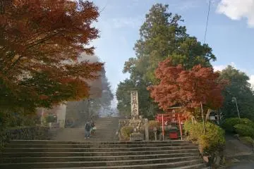 Kinpusen-ji during the autumn season (Photo: <a href="https://commons.wikimedia.org/wiki/File:Kinpusenji_Yoshino_Nara01n4272.jpg" target="_blank" rel="noreferrer noopener nofollow">663highland</a> / <a href="https://creativecommons.org/licenses/by-sa/3.0/deed.en" target="_blank" rel="noreferrer noopener nofollow">CC BY-SA 3.0</a>)