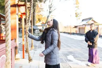 Ringing the shrine bell