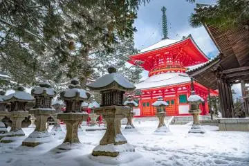 Photo: <a href="https://unsplash.com/photos/red-and-white-temple-surrounded-by-trees-covered-with-snow--DuypEKh6gY" target="_blank" rel="noreferrer noopener nofollow">Samuel Berner</a> / Unsplash