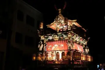 Photo: Takayama festival Night procession – <a href="https://commons.wikimedia.org/wiki/File:Night_procession,_Takayama_festival,_2017.jpg" target="_blank" rel="noreferrer noopener nofollow">大野 一将</a> / <a href="https://creativecommons.org/licenses/by-sa/4.0/deed.en" target="_blank" rel="noreferrer noopener nofollow">CC BY-SA 4.0</a>