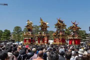 Photo: Four Takayama Matsuri floats – <a href="https://commons.wikimedia.org/wiki/File:Takayama_Matsuri-2017-2.jpg" target="_blank" rel="noreferrer noopener nofollow">Chme82</a> / <a href="https://creativecommons.org/licenses/by-sa/4.0/deed.en" target="_blank" rel="noreferrer noopener nofollow">CC BY-SA 4.0</a>