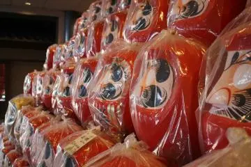 <p>Vous verrez des montagnes de Daruma en entrant dans la fabrique</p>