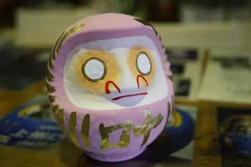 <p>J'ai choisi un Daruma rose avec le kanji 叶 (kanau) : "exaucer les v&oelig;ux"</p>