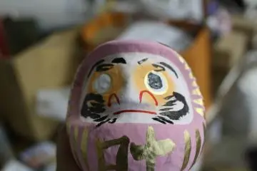<p>N'oubliez de peindre l'&oelig;il gauche du Daruma pour que votre v&oelig;u se r&eacute;alise</p>