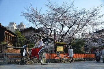 Streets of Kyoto (Photo: <a href="https://pixabay.com/photos/japan-kyoto-sakura-spring-2902301/" target="_blank" rel="noreferrer noopener nofollow">Rulosan</a> / <a href="https://pixabay.com/service/license/" target="_blank" rel="noreferrer noopener nofollow">Pixabay</a>)
