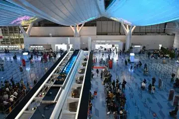 Despite being one of the world's busiest airports, Tokyo Haneda Airport is also the world's cleanest (among other accolades!) (Photo: <a href="https://commons.wikimedia.org/wiki/File:Haneda-airport-terminal_3_departure.jpg" target="_blank" rel="noreferrer noopener nofollow">ScribblingGeek</a> / <a href="https://creativecommons.org/licenses/by-sa/4.0/deed.en" target="_blank" rel="noreferrer noopener nofollow">CC BY-SA 4.0</a>)