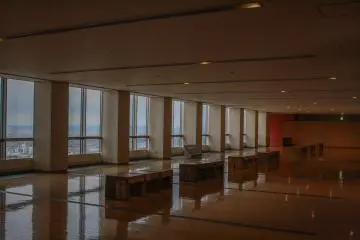 Spacious area to view the mountains