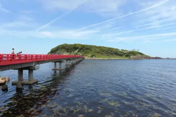 The red bridge stretches 224m across the sea (Photo:  Island of the Gods – Lukas Austin Amsden)