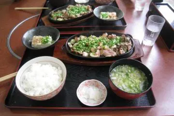 Free range chicken steak set for 1050 yen.