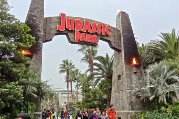 ทางเข้ารถไฟเหาะ Jurassic Park