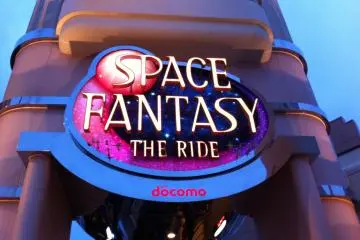 เครื่องเล่น Space Fantasy สัมผัสจักรวาลบนรถไฟเหาะที่น่าหวาดเสียวนี้