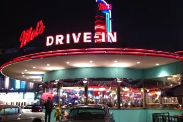 อร่อยกับเบอร์เกอร์และมันฝรั่งทอดที่ Mel's Drive-In Diner carhop แห่งแรกใน San Francisco, CA