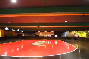Roller-skating in skates on loan can be a smelly affair, but given that in Tokyo there aren't many places to do it, definitely try it out!