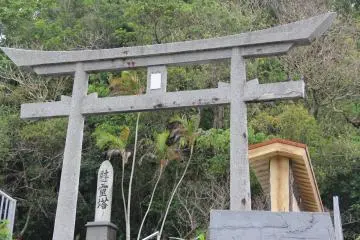 <p>You'll know you're in the right place once you see this memorial which adjoins the site</p>