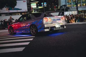 A classic Japanese car in the streets of Tokyo (Photo: Kevin Woblick / Unsplash)
