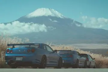 Japanese sports cars lined up with the iconic Mt. Fuji in the background (Photo: Melih Karaahmet / Unsplash)