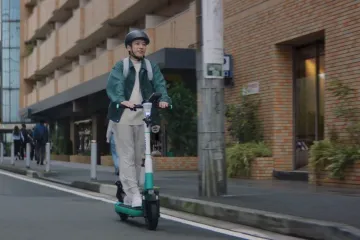 Kazunari Ninomiya traveling by LUUP e-scooter