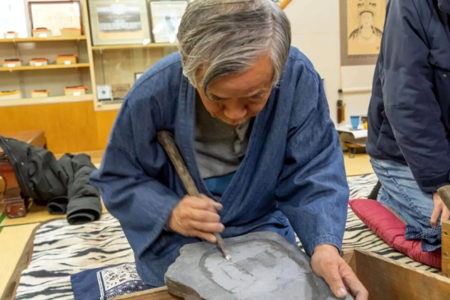 Amehata inkstone making with an artisan (เครดิตรูปภาพ: Kakurinbo)