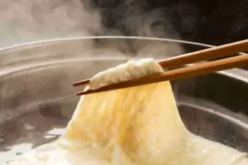 Yuba (tofu skin) cooking (Photo: Kakurinbo)