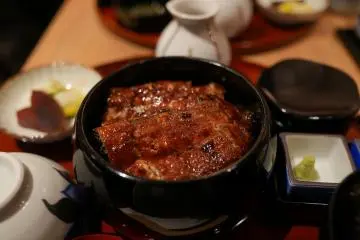 A lacquerware dish filled with grilled unagi