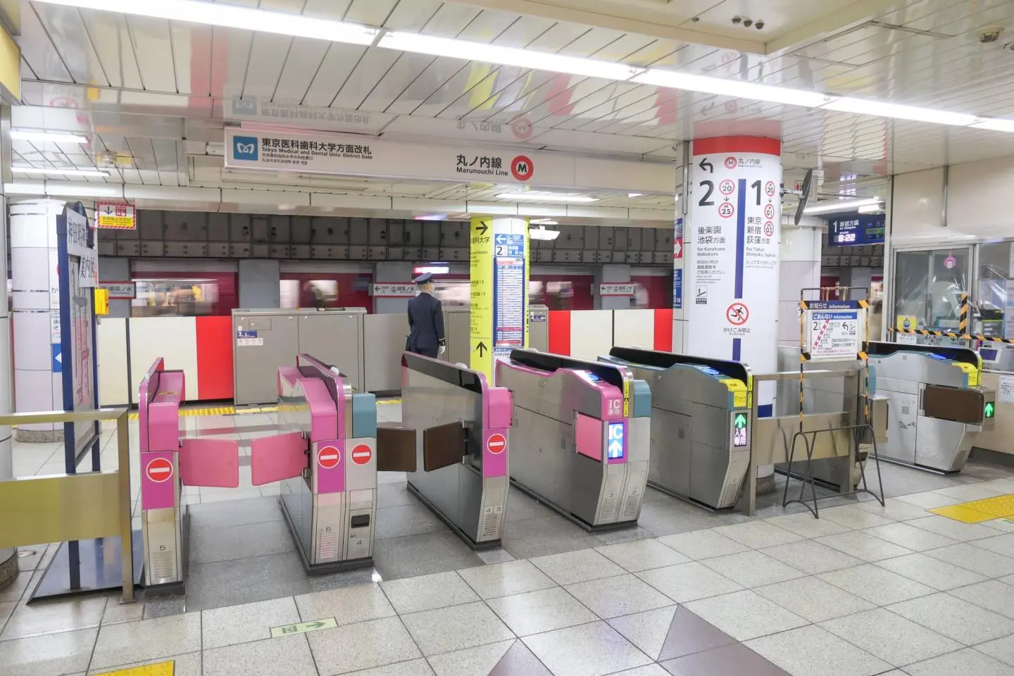 Photo:  Ticket gate for Tokyo Medical and Dental University at Tokyo Metro Ochanomizu Station – MaedaAkihiko / CC BY-SA 4.0