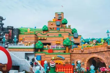 Destinations like Universal Studios Japan cater to both kids and kids at heart! (Photo: <a href="https://unsplash.com/photos/people-walking-near-brown-concrete-building-during-daytime-9g11WIv0Ias" target="_blank" rel="noreferrer noopener nofollow">Roméo A.</a> / Unsplash)