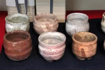 Hagi is one of Japan's top pottery regions (Photo: <a href="https://commons.wikimedia.org/wiki/File:Hagi-yaki_Yuu_Okada_IMG_4627_crop.jpg" target="_blank" rel="noreferrer noopener nofollow">Kyle McDonald</a> / <a href="https://creativecommons.org/licenses/by/2.0/" target="_blank" rel="noreferrer noopener nofollow">CC BY 2.0</a>)